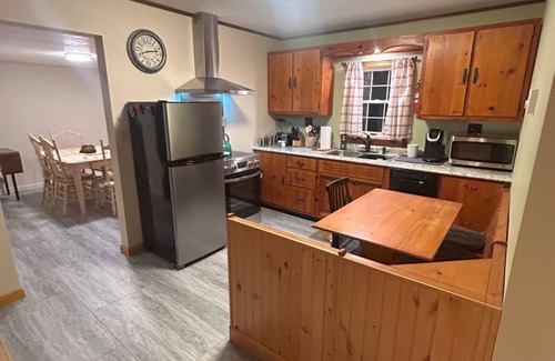 Pocono Summit Cottage | Cozy Cedar Cottage in Pocono Summit! Kalihari, Camelback, Mt. Airy. Walk to lake