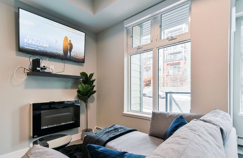 Bridgeland Apartment | Cozy Central Modern Getaway | Mins to DT | Mins to Stampede
