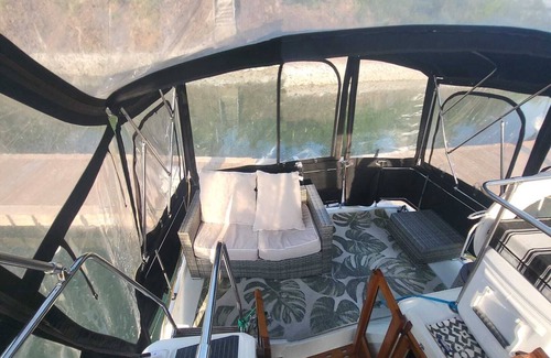 Old Montreal Boat Rental | Cozy chalet boat in the heart of Montreal