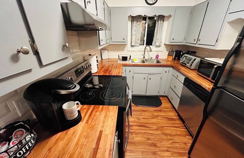 Long Pond Ski Chalet | COZY CHALET-CAMELBACK & KALAHARI; HOT TUB, PING PONG & POOL TABLE; GAS FIREPLACE