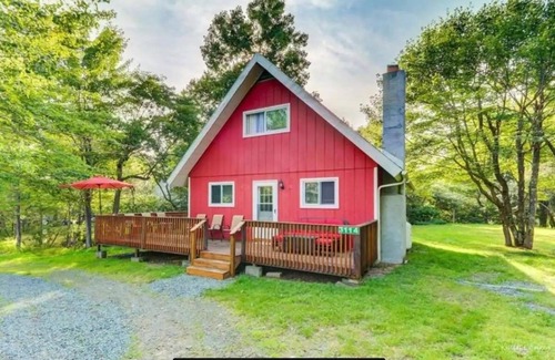 Long Pond Ski Chalet | COZY CHALET-CAMELBACK & KALAHARI; HOT TUB, PING PONG & POOL TABLE; GAS FIREPLACE