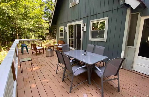 Conway House | Cozy Chalet Home - Beach Access Large Deck - Ski Cranmore Shop & Dine