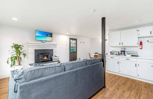 Ocean Shores Ski Chalet | Cozy Chalet in Ocean Shores located within steps from the beach