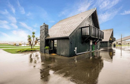 Ocean Shores Ski Chalet | Cozy Chalet in Ocean Shores located within steps from the beach