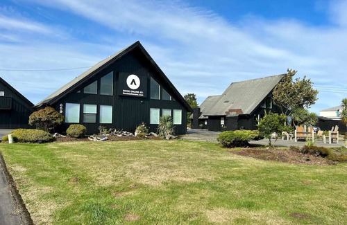 Ocean Shores Ski Chalet | Cozy Chalet in Ocean Shores located within steps from the beach