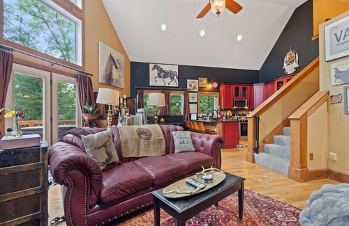 Mount Jackson Cabin | Cozy Chalet w Hot Tub, Loft, Fire Pit & Grill
