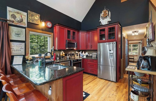 Mount Jackson Cabin | Cozy Chalet w Hot Tub, Loft, Fire Pit & Grill