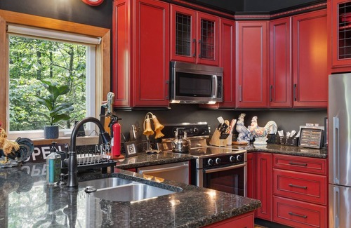 Mount Jackson Cabin | Cozy Chalet w Hot Tub, Loft, Fire Pit & Grill