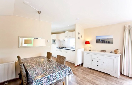 Breskens Ski Chalet | Cozy chalet with a combination microwave