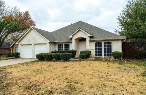 South Arlington House | Cozy Charming Brick Home Updated NEW furnitures! Arlington Central!