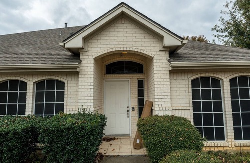 South Arlington House | Cozy Charming Brick Home Updated NEW furnitures! Arlington Central!