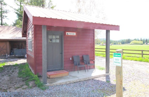 Whitefish Cabin | Cozy cheerful cabin in great location