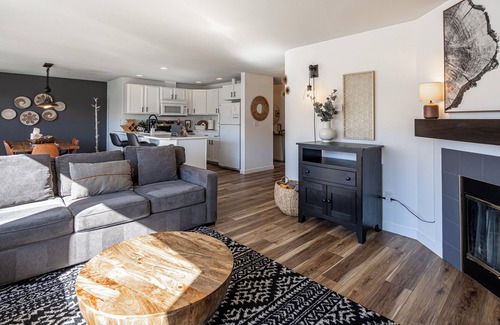 Chelan Condo | Cozy Chelan Condo, Lake & Mountain Views