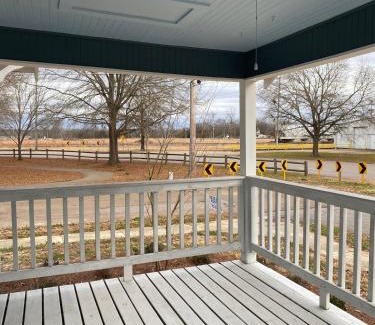 Tupelo House | Cozy Chestnut Cottage- Downtown favorite!