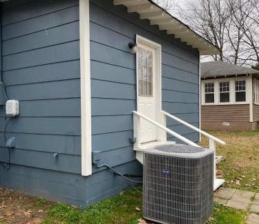 Tupelo House | Cozy Chestnut Cottage- Downtown favorite!