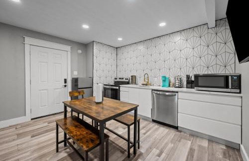 Houston Heights Apartment | Cozy & Chic Apt King Bed -Free Parking