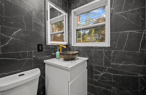 Houston Heights Apartment | Cozy & Chic Apt King Bed -Free Parking