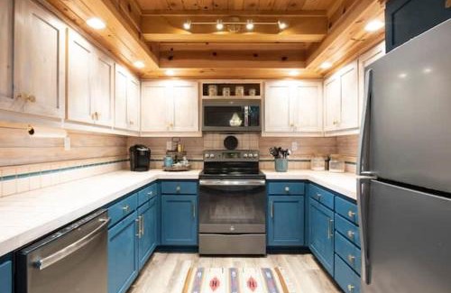 Arnold Ski Chalet | Cozy Chic Chalet - Enchanting & Fun Family Retreat - Hot Tub & Fire Pit - Dog Friendly