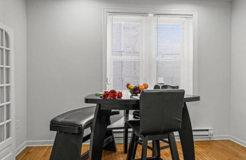 West Philadelphia Apartment | Cozy&Chic King Suite