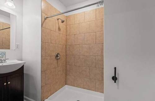 West Philadelphia Apartment | Cozy&Chic King Suite