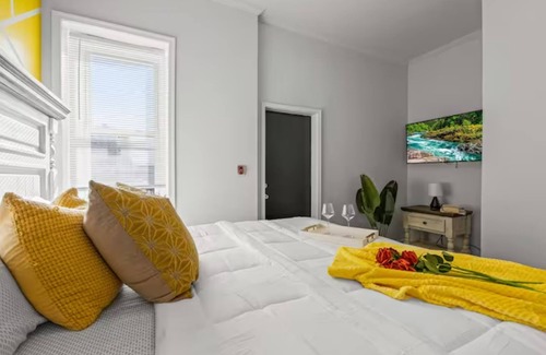 West Philadelphia Apartment | Cozy&Chic King Suite