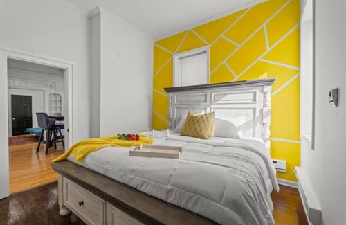 West Philadelphia Apartment | Cozy&Chic King Suite