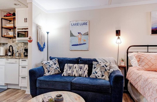 Lake Lure Condo | Cozy-Chic Lake Lure Studio Rumbling Bald Resort Access!