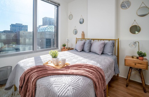 Eisenhower East Apartment | Cozy Chic Suite FREE PKG Centrally Located W/ Pool