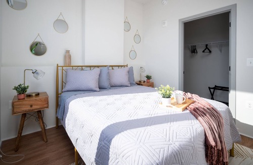 Eisenhower East Apartment | Cozy Chic Suite FREE PKG Centrally Located W/ Pool