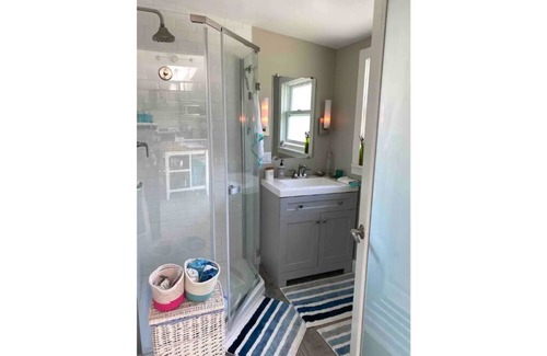 Upper Seabright House | Cozy & chill modern cottage close to shops & beach