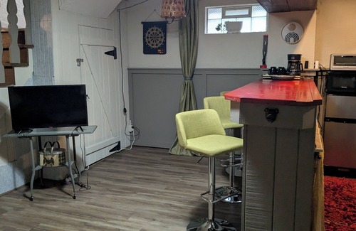 Roselawn Finance House | Cozy City Escape