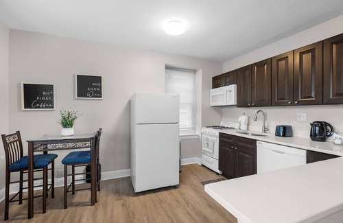 Spruce Hill Apartment | Cozy City View Apartment