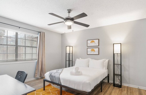 Riverside Apartment | Cozy, Clean 1B near Downtown | Comfy Queen Bed,Gym