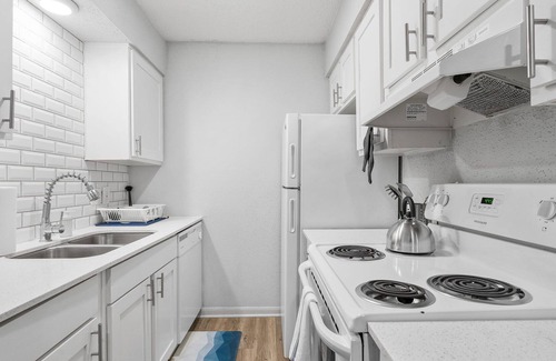 Riverside Apartment | Cozy, Clean 1B near Downtown | Comfy Queen Bed,Gym