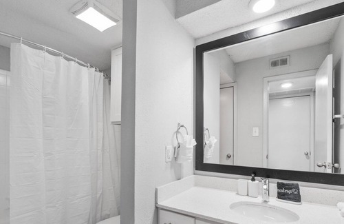 Riverside Apartment | Cozy, Clean 1B near Downtown | Comfy Queen Bed,Gym
