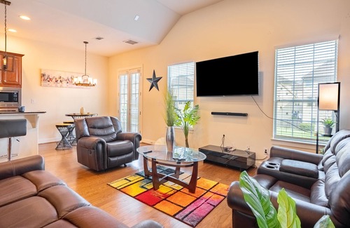 Central Southwest House | Cozy, clean and pet friendly townhome in Houston 3 bedroom near med ctr