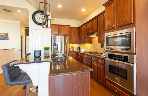 Central Southwest House | Cozy, clean and pet friendly townhome in Houston 3 bedroom near med ctr