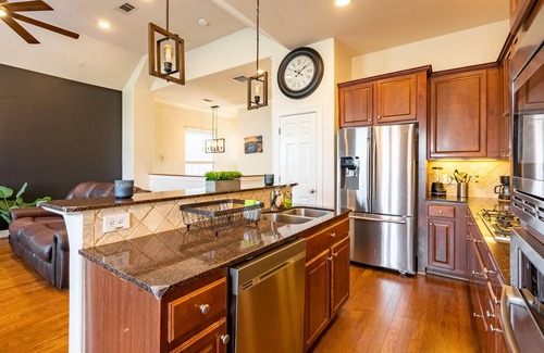 Central Southwest House | Cozy, clean and pet friendly townhome in Houston 3 bedroom near med ctr