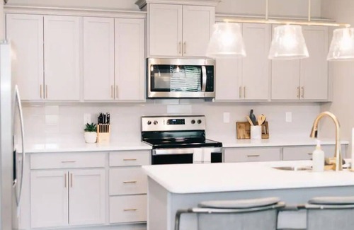 Bowling Green House | Cozy, Clean Home for Family or Friends