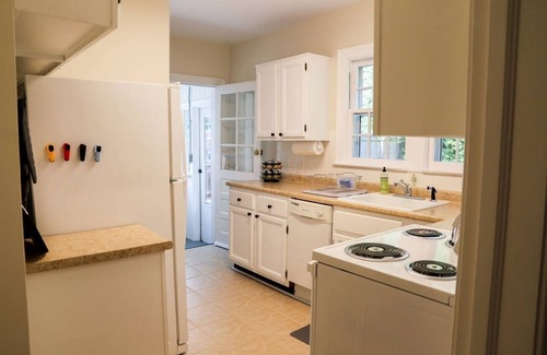 Winston - Salem Cottage | Cozy & Clean Home In Ardmore - The Yellow Cottage