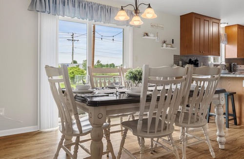 De Pere House | Cozy, clean home near major Green Bay hotspots