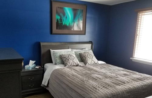 Woodstock House | Cozy, Clean, Quiet Townhouse Central to Desirable Cities.