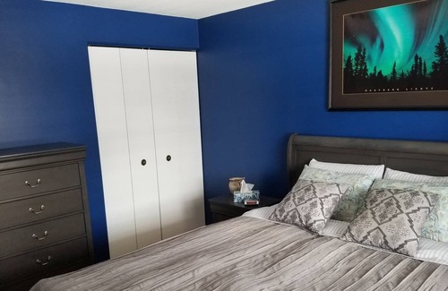 Woodstock House | Cozy, Clean, Quiet Townhouse Central to Desirable Cities.