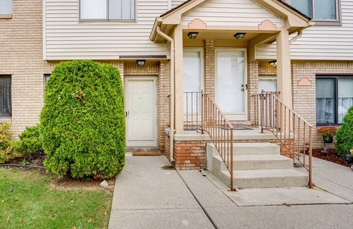Clinton Township Condo | Cozy Clinton Township Condo: 3 Mi to Anchor Bay!