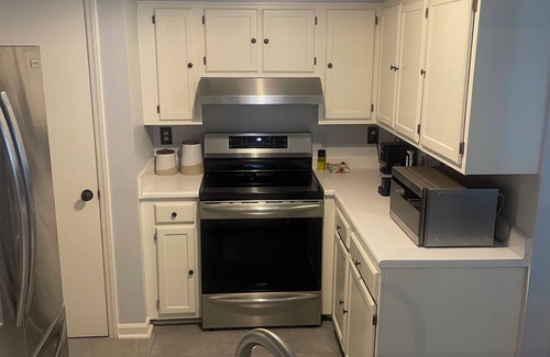 Greensboro Cottage | Cozy, Close-to-Everything Cottage: Long-Stay & Laptop Ready