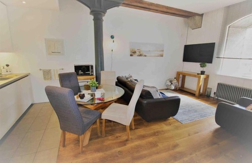 Plymouth Apartment | Cozy Coastal Apartment