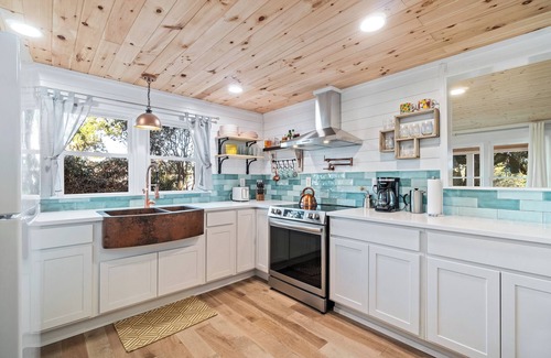 Morehead City Cottage | Cozy Coastal Retreat: Charming 2-Bedroom Cottage in Morehead City!