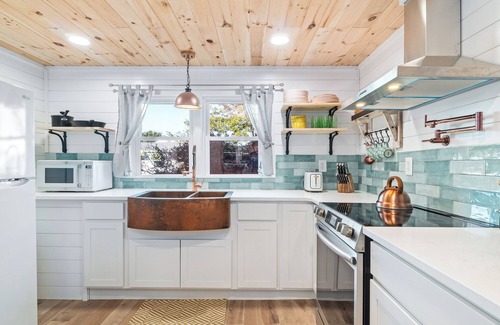 Morehead City Cottage | Cozy Coastal Retreat: Charming 2-Bedroom Cottage in Morehead City!