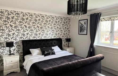 Rhyl House | Cozy Coastal Retreat in Rhuddlan - 5 Bedroom House
