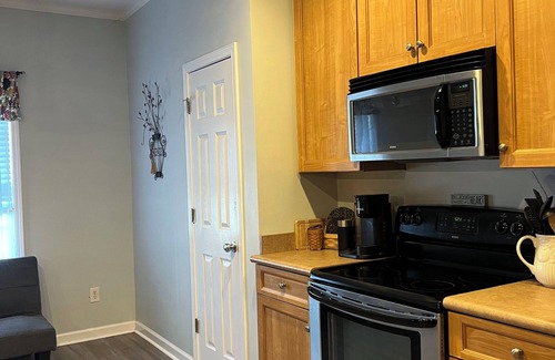 Hampstead House | Cozy Coastal Retreat - Dog friendly! 25% off 7-day rental for July.